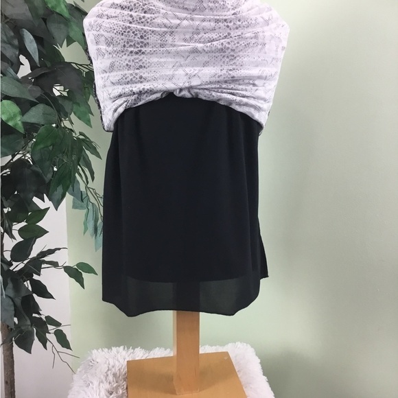 Notations large black and white layered ruffled sleeveless top
Fully lin… - Picture 2 of 14